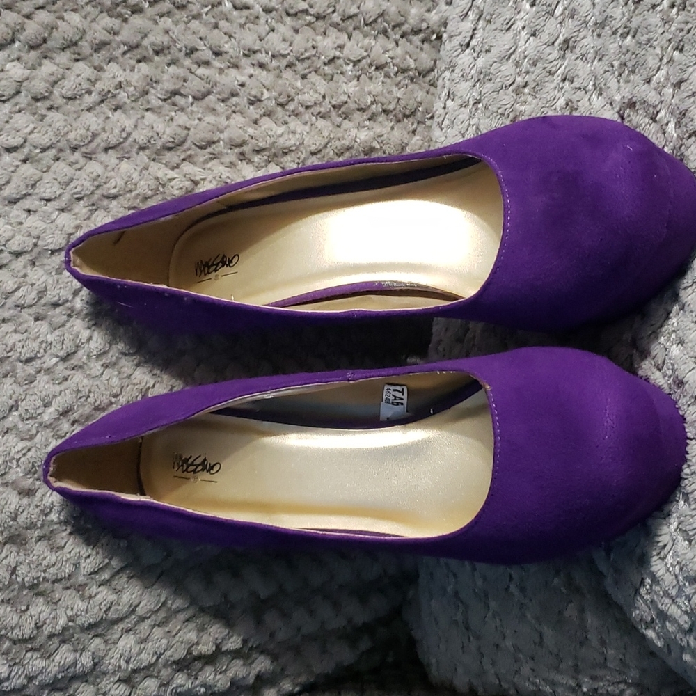Vibrant sexy purple heels